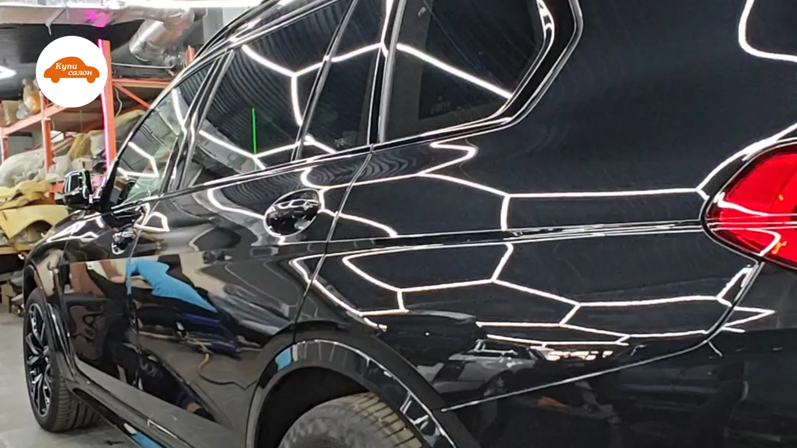 Черный BMW X5, вид сбоку, после полировки и нанесения керамического покрытия кузова