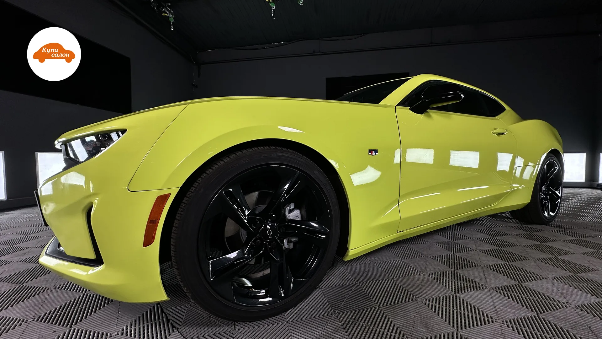 Ярко-желтый Chevrolet Camaro, вид сбоку, черные диски