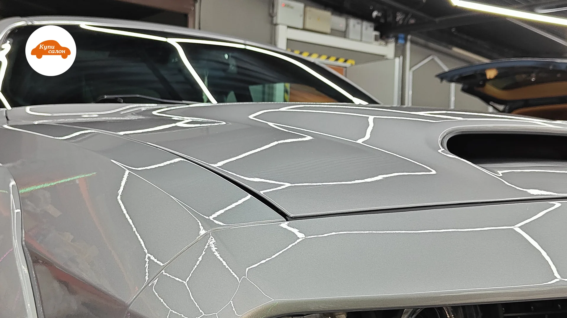 Полировка и керамическое покрытие кузова Dodge Challenger, серый цвет