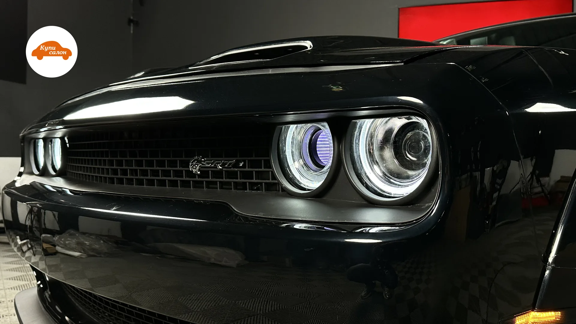 Черный Dodge Challenger SRT, оклейка защитной пленкой фар, полировка кузова