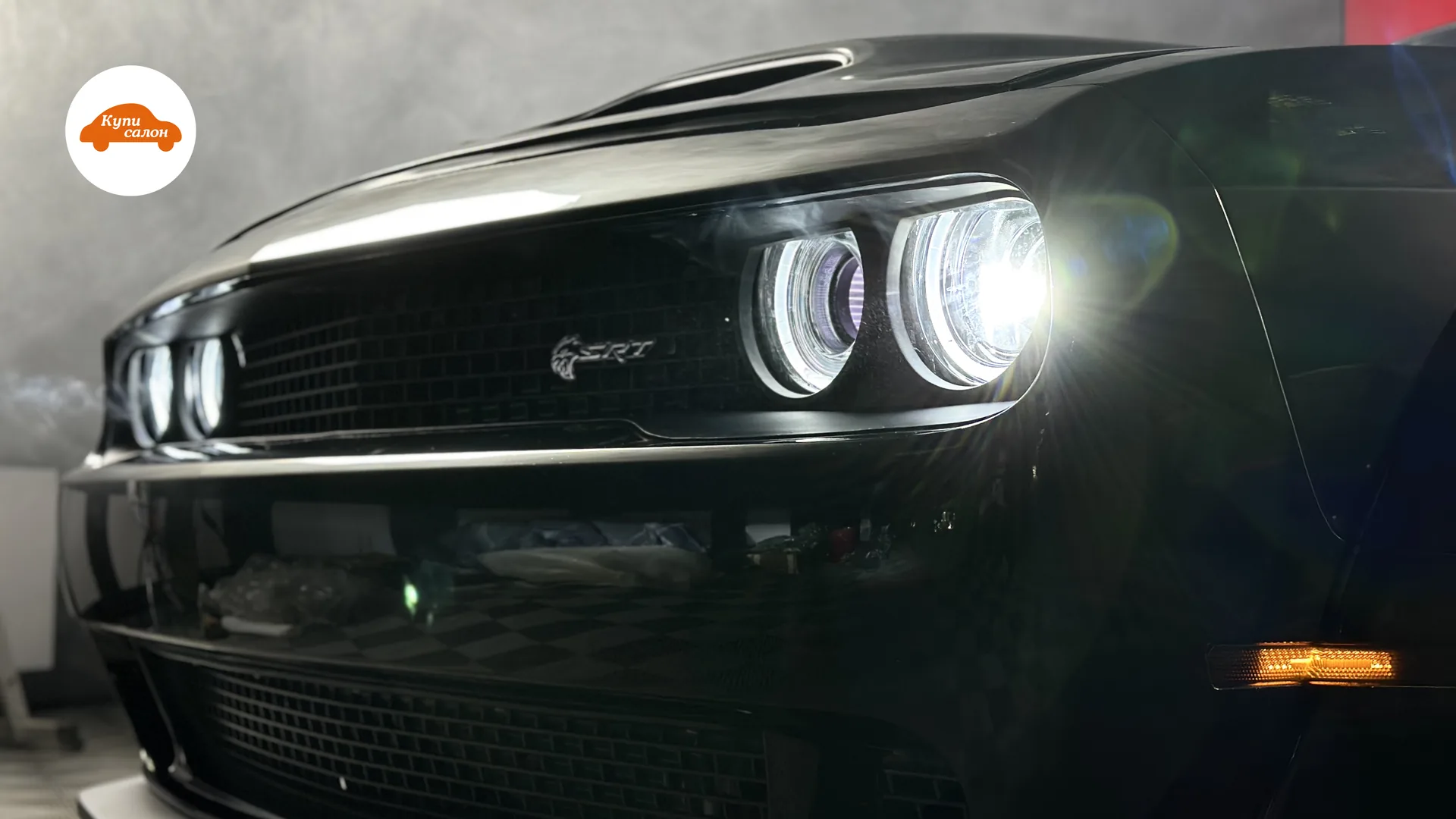 Оклейка защитной пленкой фар Dodge Challenger SRT