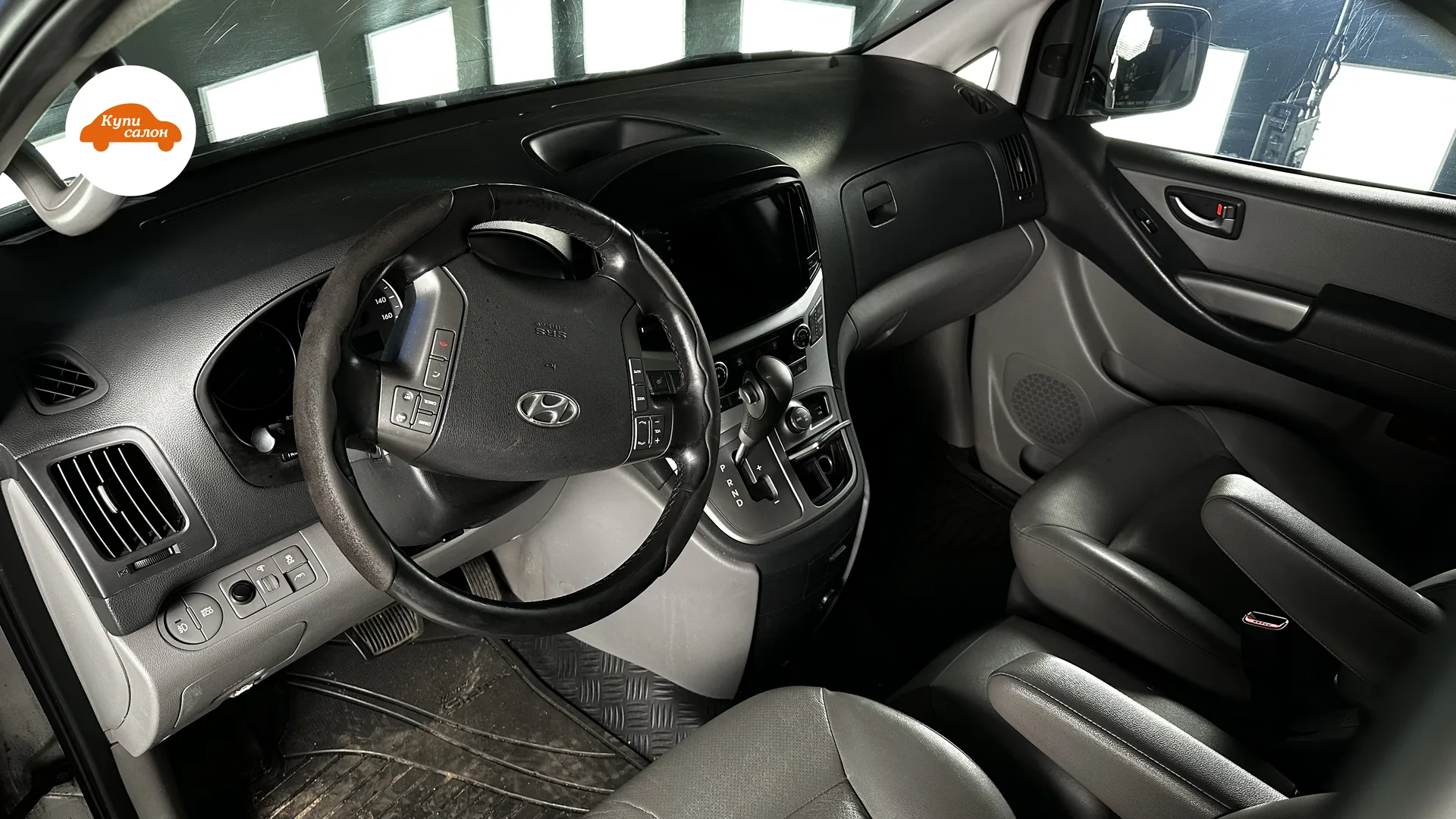 Интерьер Hyundai, перетяжка руля и сидений черной кожей, вид с водительского места