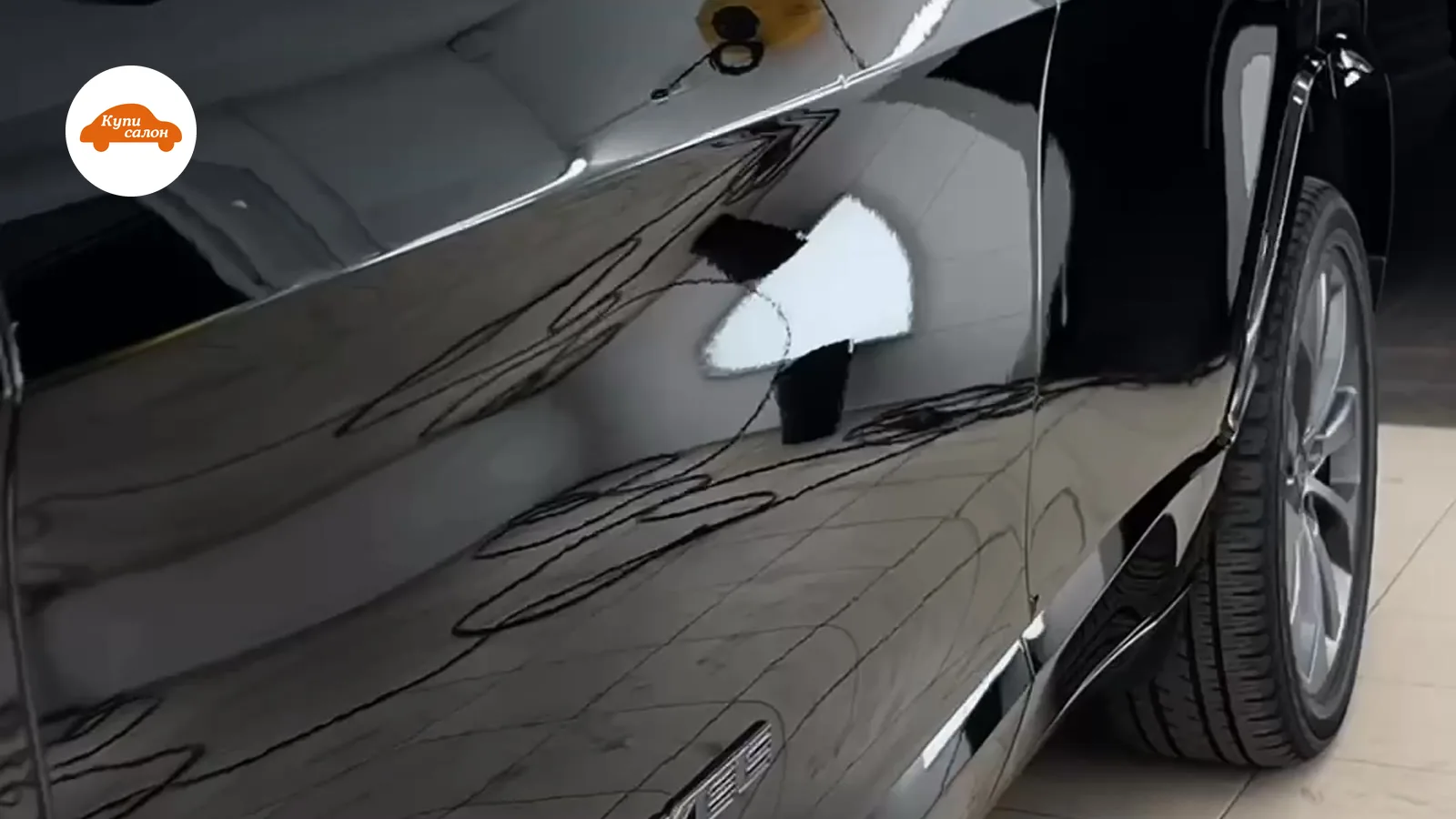 Черный Jeep Cherokee, вид сбоку, после полировки кузова и оклейки защитной пленкой.