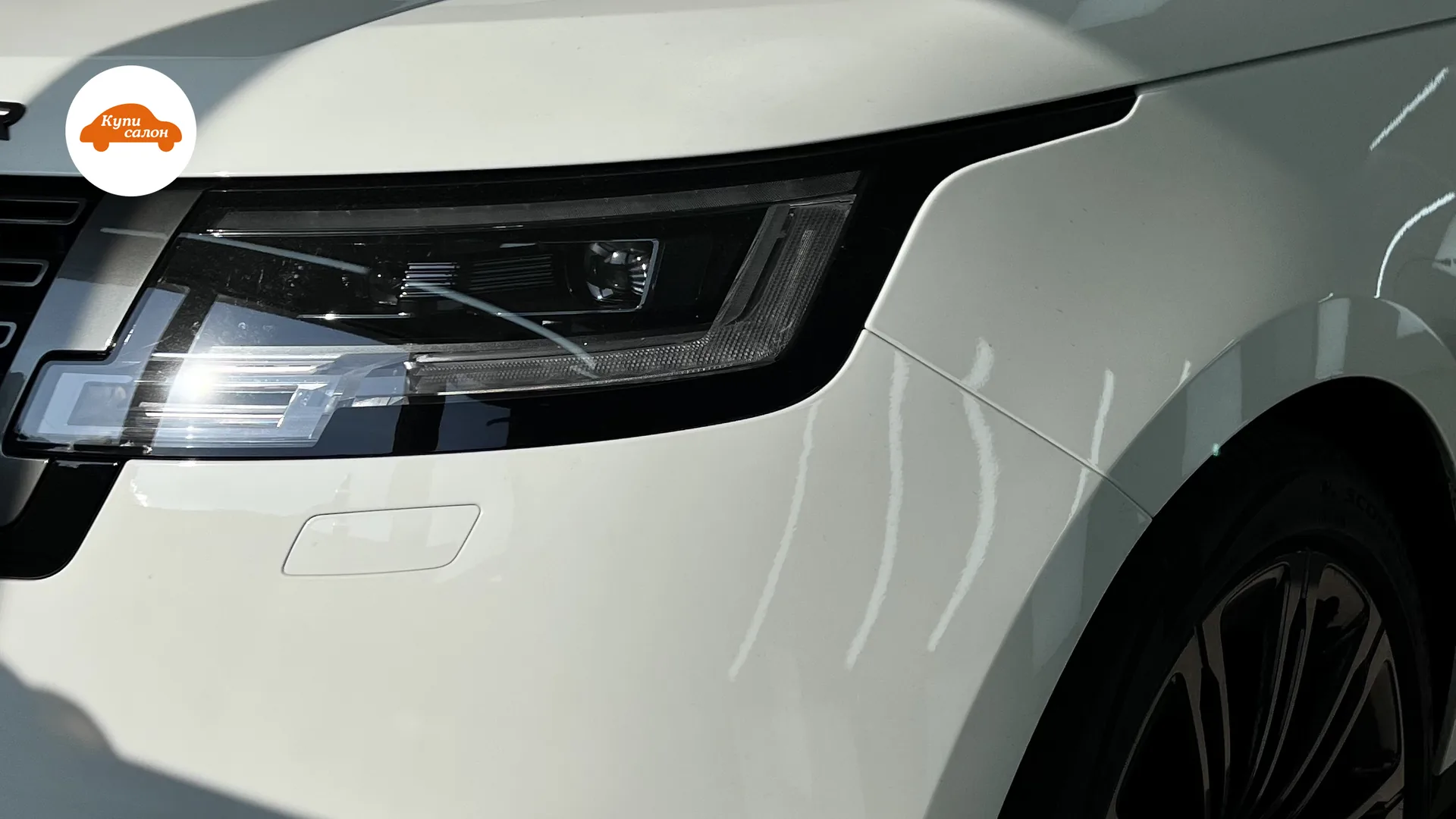 Белый Range Rover, оклеенный полиуретановой пленкой, вид спереди сбоку