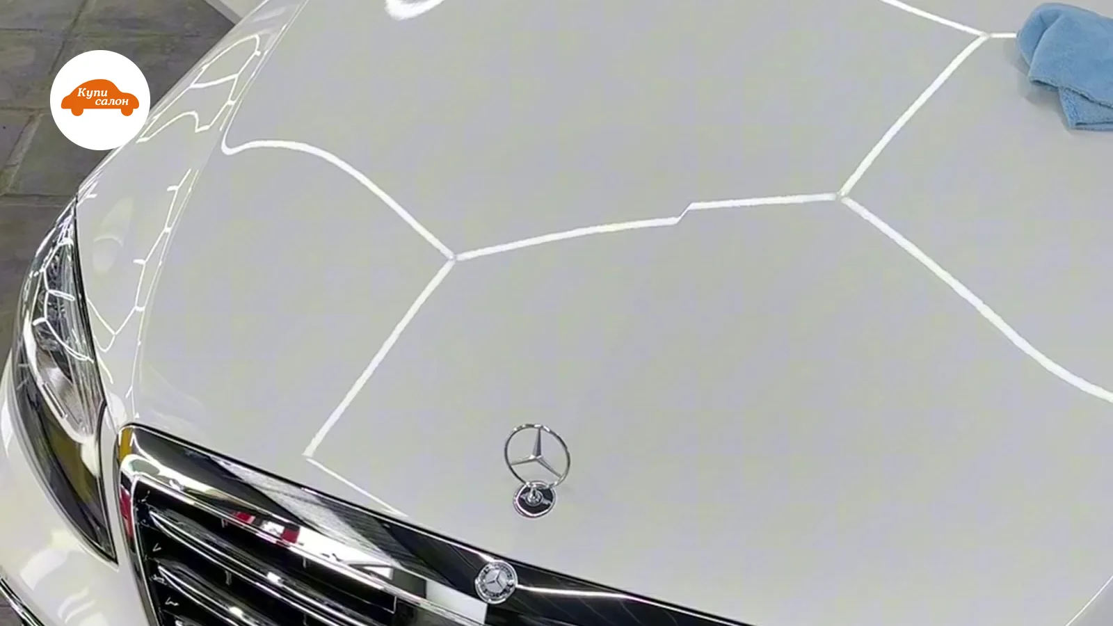 Белый Mercedes-Benz с оклейкой полиуретановой пленкой на капоте и крыше, вид спереди