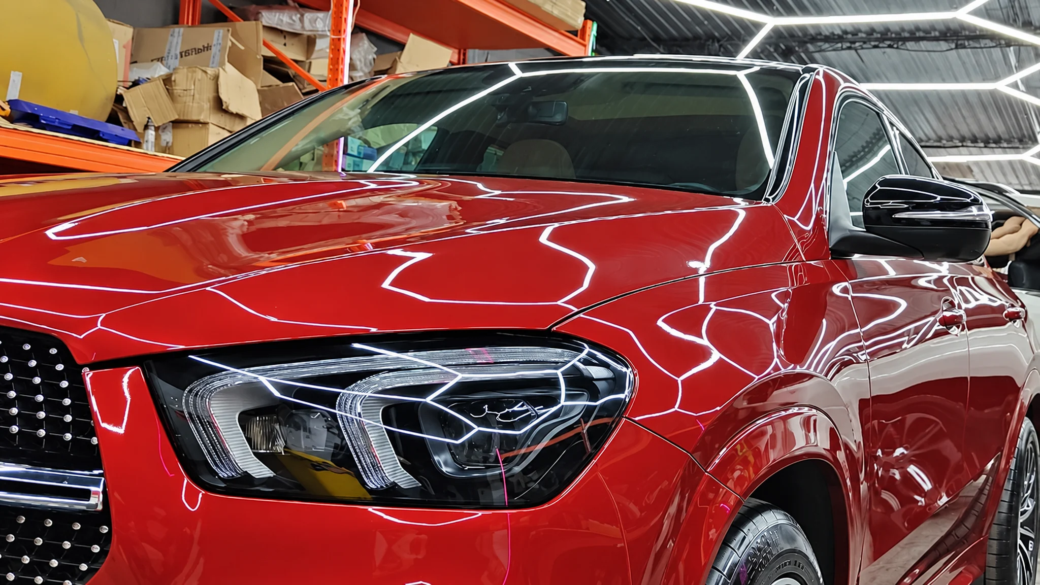 Красный Mercedes-Benz GLE Coupe, оклеенный полиуретановой пленкой, после полировки кузова.