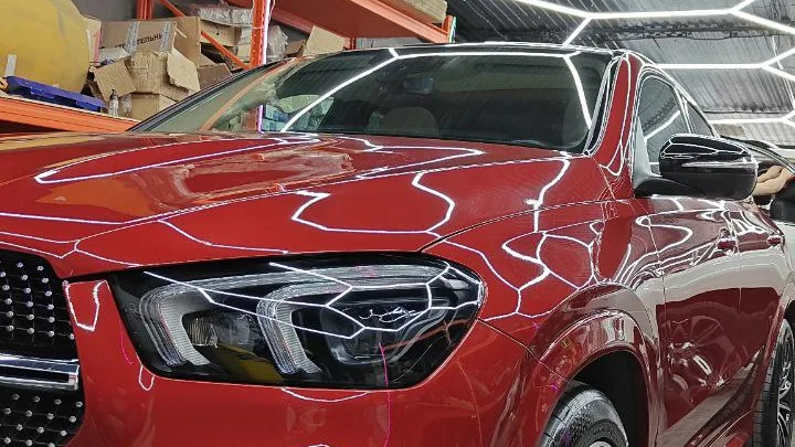 Красный Mercedes-Benz GLE Coupe, оклеенный полиуретановой пленкой, после полировки кузова.