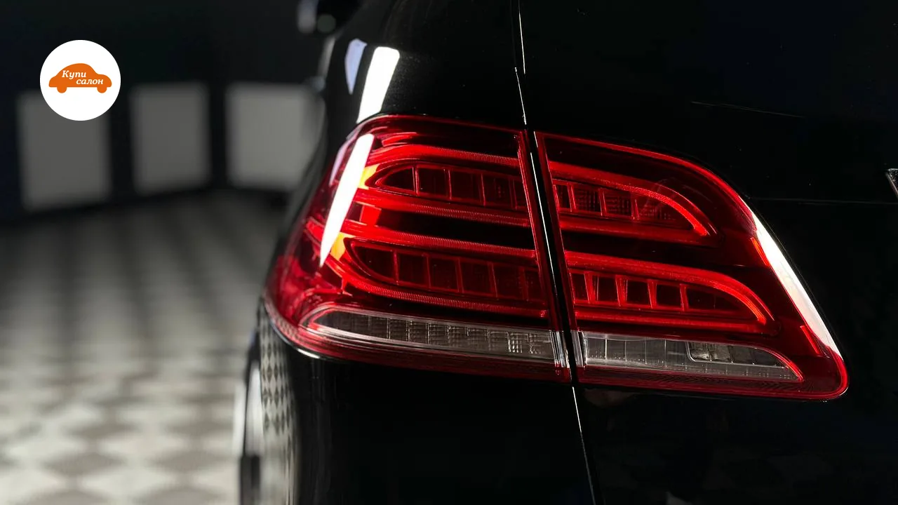 Задний фонарь черного автомобиля Mercedes-Benz GLE, полировка фар, керамическое покрытие кузова.
