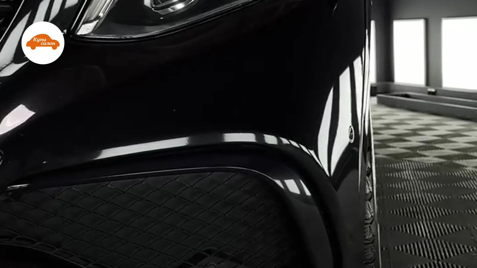 Черный Mercedes-Benz GLE, оклейка защитной пленкой фар и бампера, глянцевое покрытие.