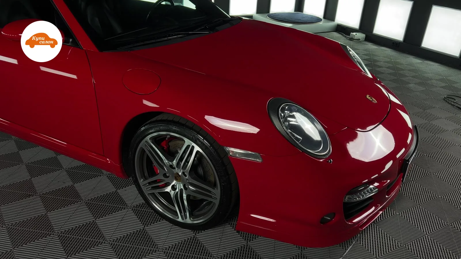 Красный Porsche, вид спереди-сбоку, демонстрирующий блеск кузова после полировки и керамического покрытия.