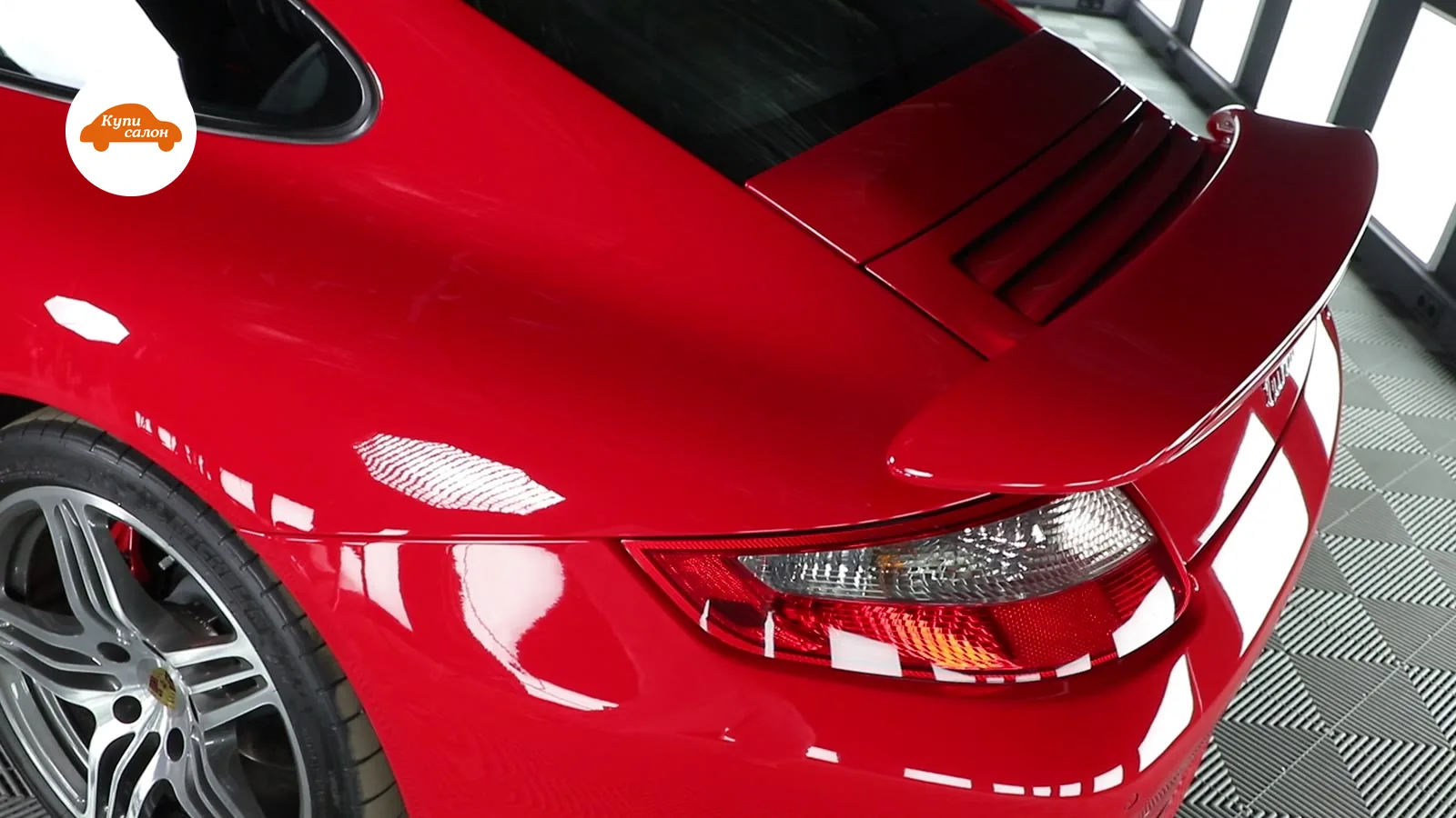 Красный Porsche, задняя часть кузова с идеальным глянцем после полировки и керамического покрытия.