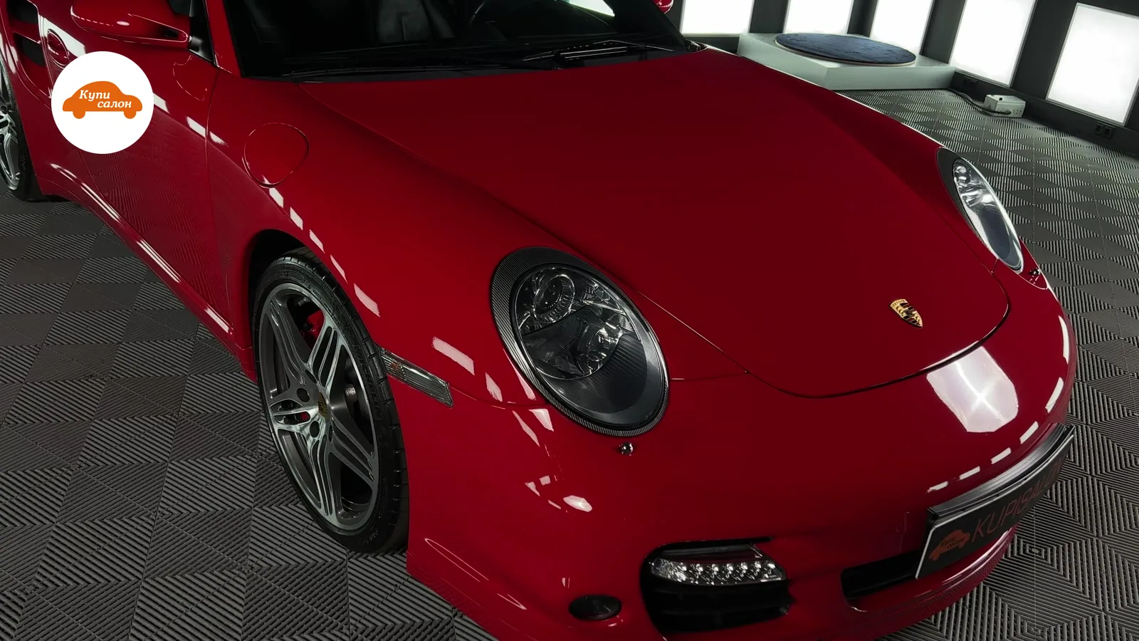 Красный Porsche, вид спереди-сбоку, демонстрирующий идеальный блеск кузова после полировки и керамического покрытия