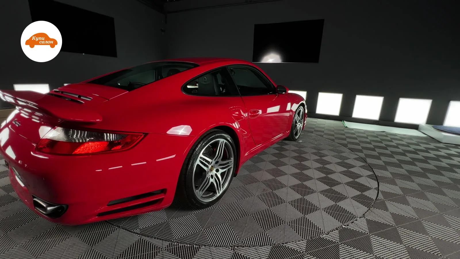 Красный Porsche 911, вид сзади-сбоку, после полировки кузова и нанесения защитного покрытия.