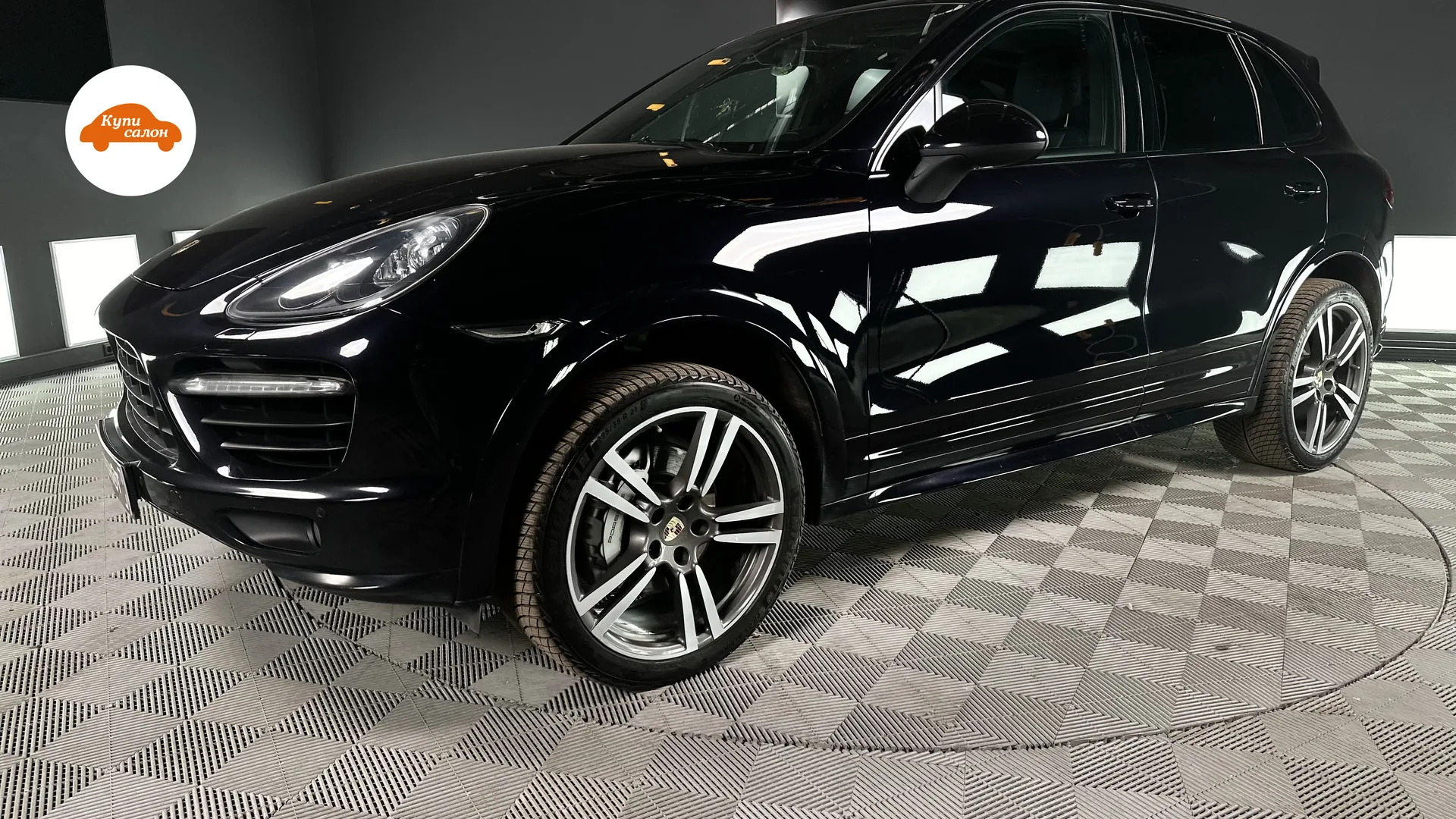 Черный Porsche Cayenne, вид спереди-сбоку, после полировки и керамического покрытия кузова.