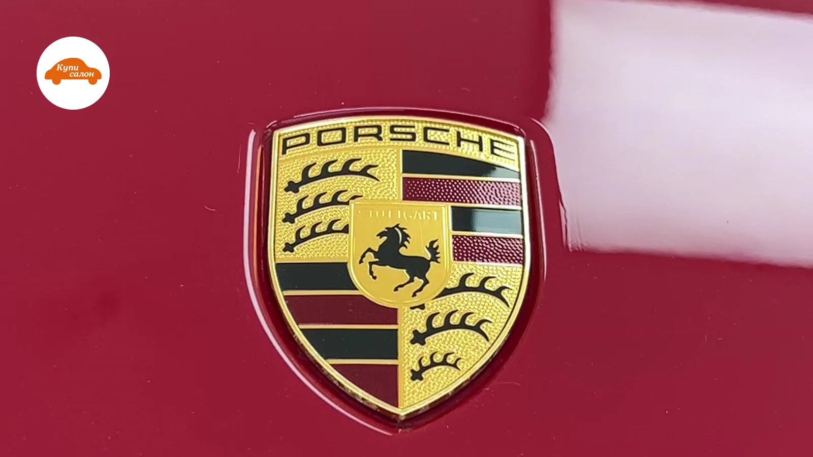 Оклейка защитной пленкой капота красного Porsche