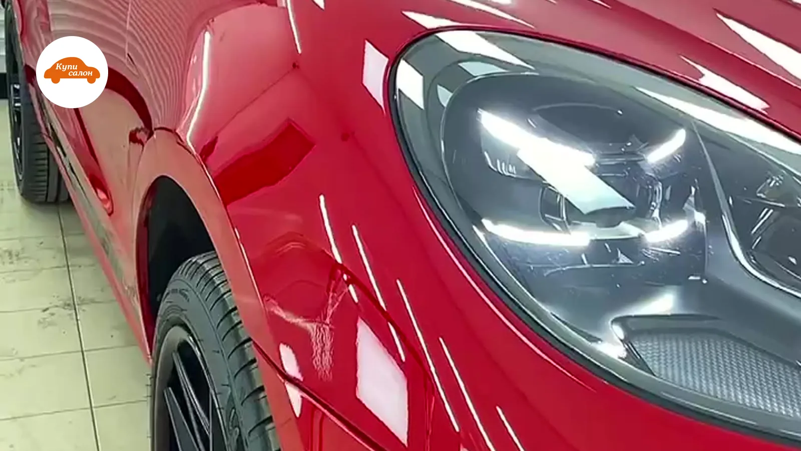 Красный Porsche Macan, оклеенный защитной полиуретановой пленкой, демонстрирующий глянцевый кузов.