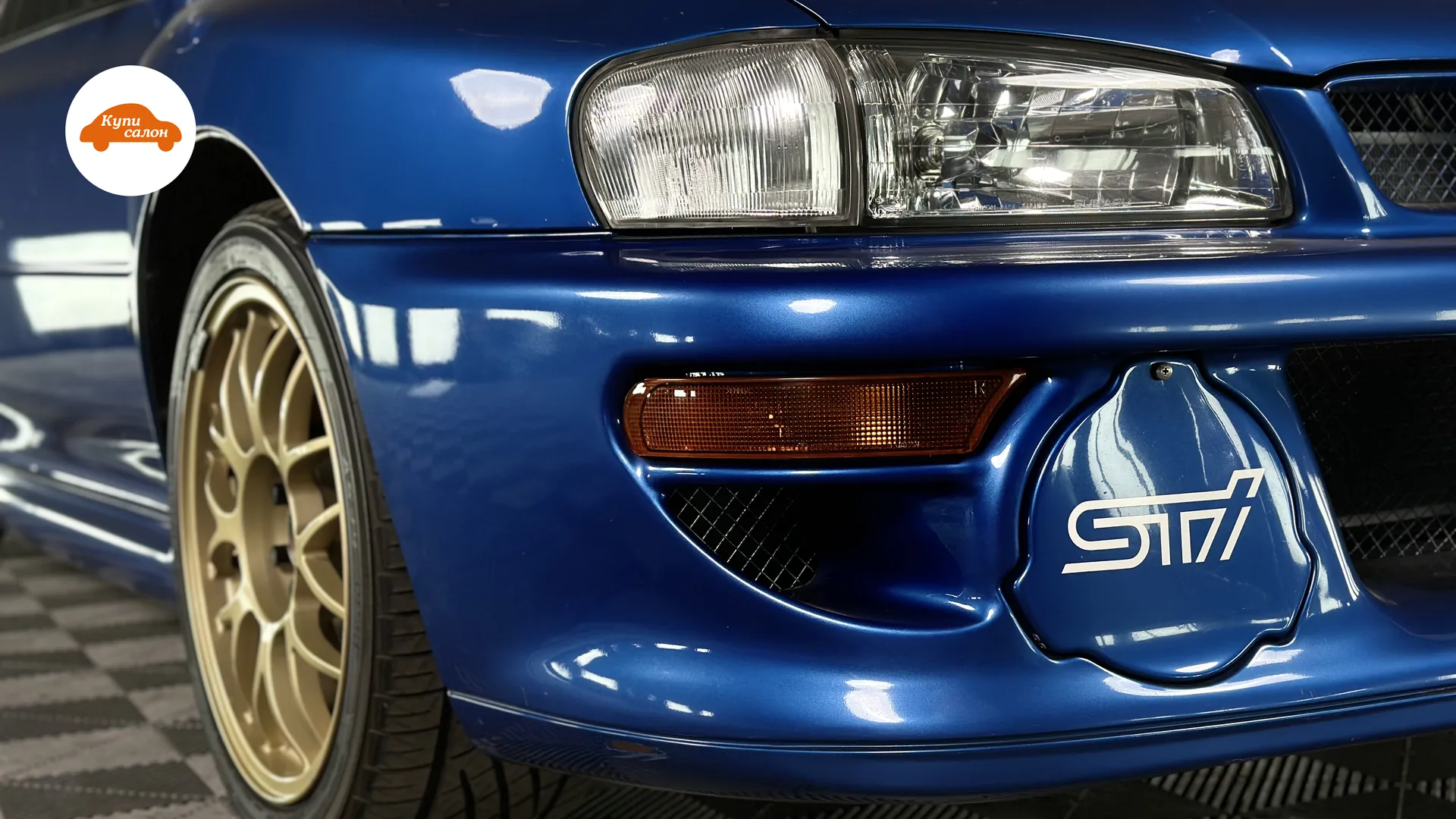 Синий Subaru Impreza WRX STI, вид спереди сбоку, золотые диски
