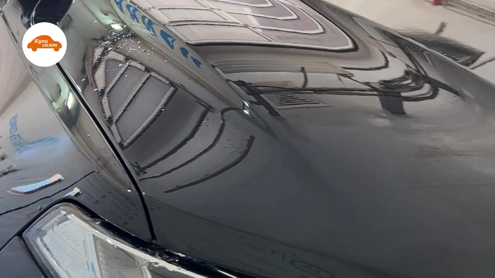 Черный автомобиль Volvo после мойки и оклейки защитной пленкой капота и фар