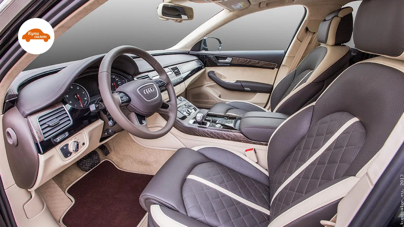 Интерьер Audi с перетяжкой сидений, руля и дверных карт в коричневую кожу с бежевыми вставками.
