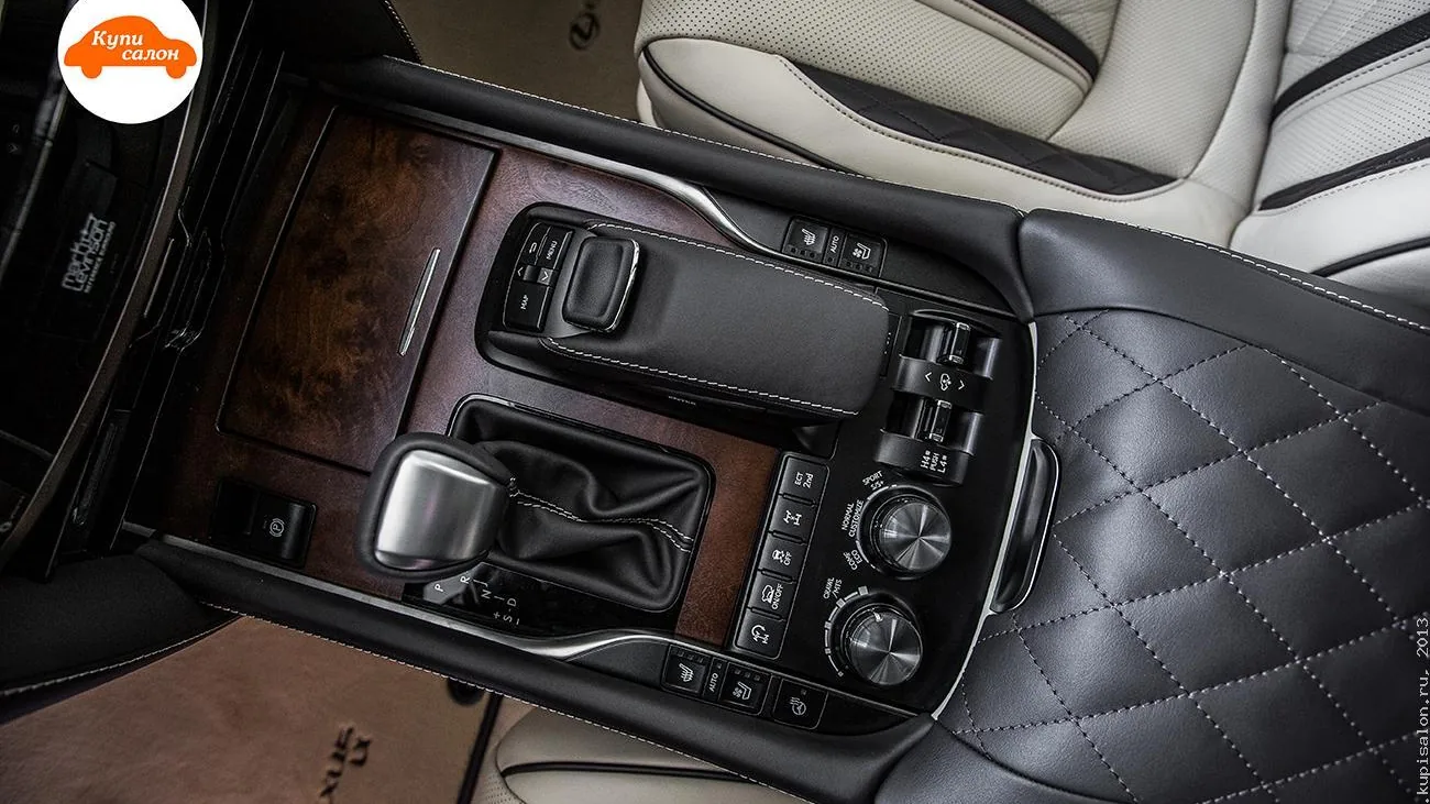 Перетяжка центральной консоли и сидений Lexus LX в черную и бежевую кожу с ромбовидной прострочкой и перфорацией.