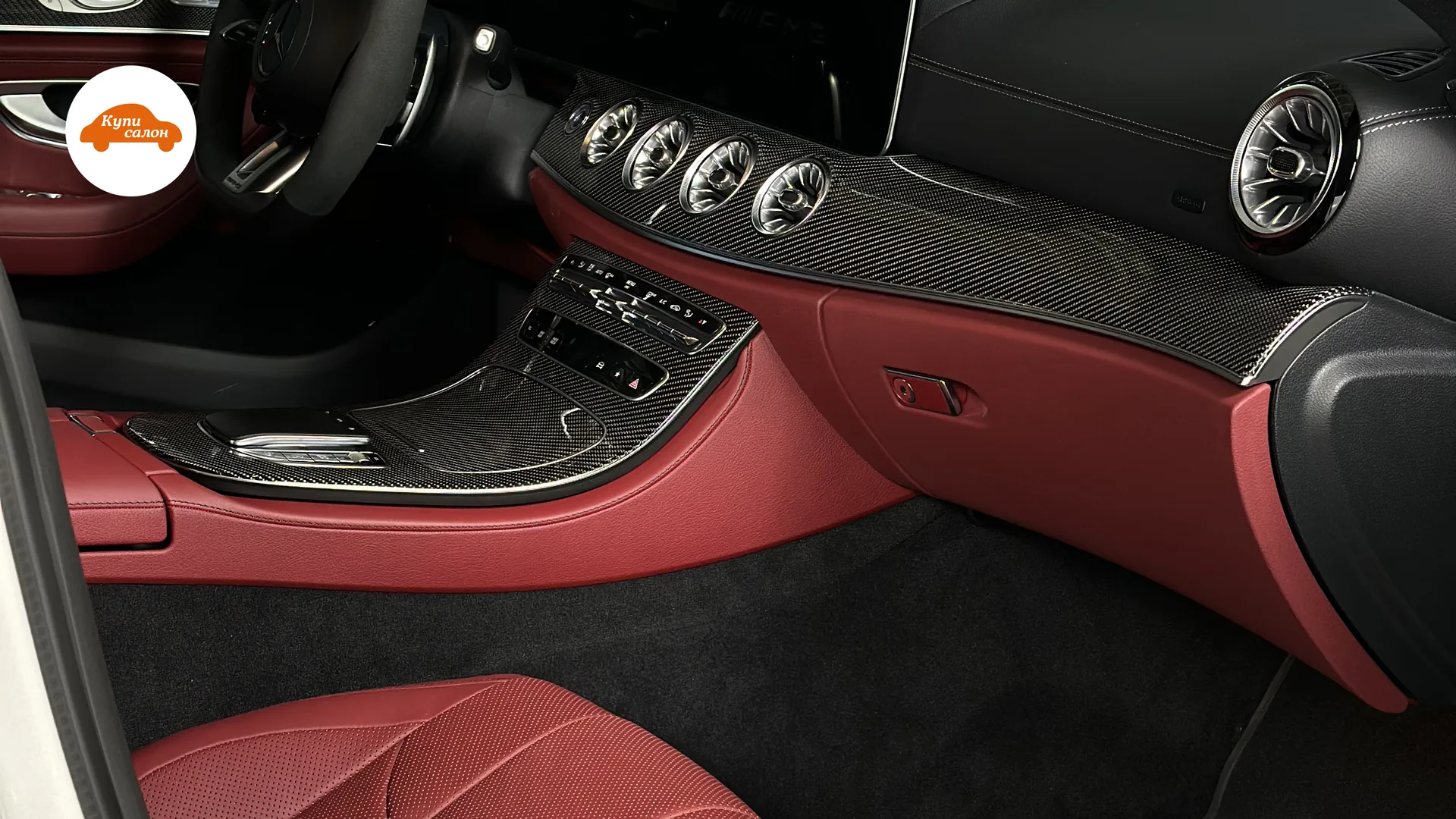 Интерьер Mercedes-AMG: красная кожа, карбоновые вставки, черный руль и коврики AMG
