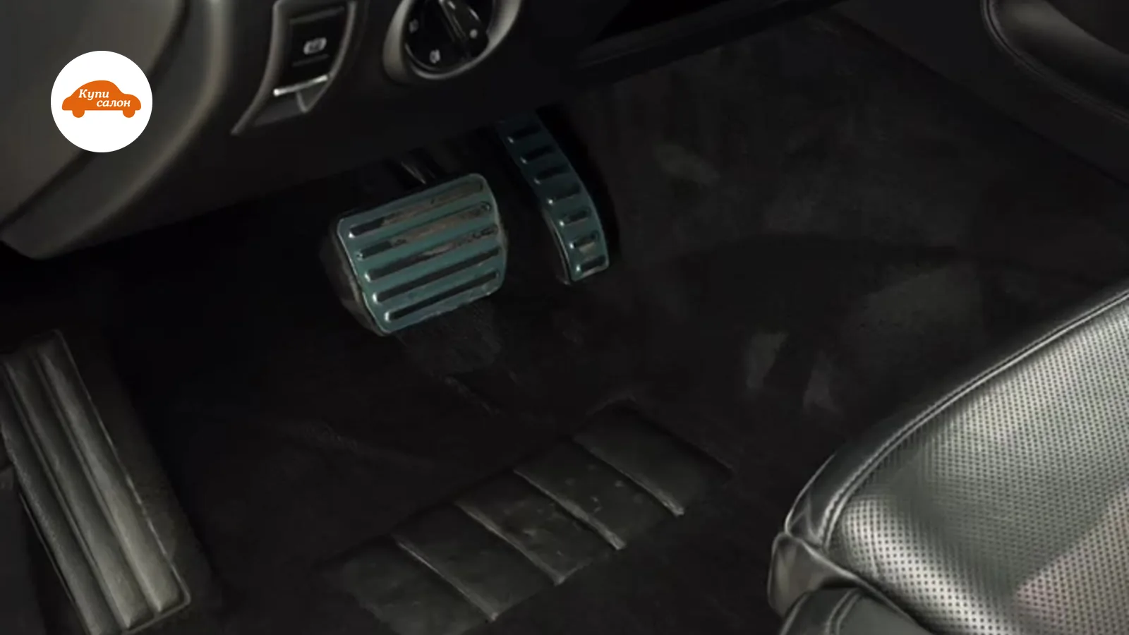 Интерьер Porsche Cayenne S, черная перфорированная кожа, черные ворсовые коврики, металлические накладки на педали