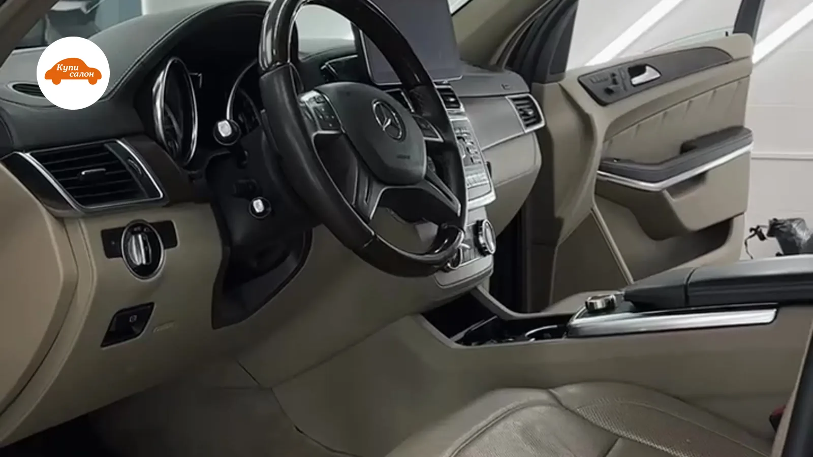 Химчистка салона Mercedes-Benz, бежевая кожа, вид на водительское место с инструментами для чистки.