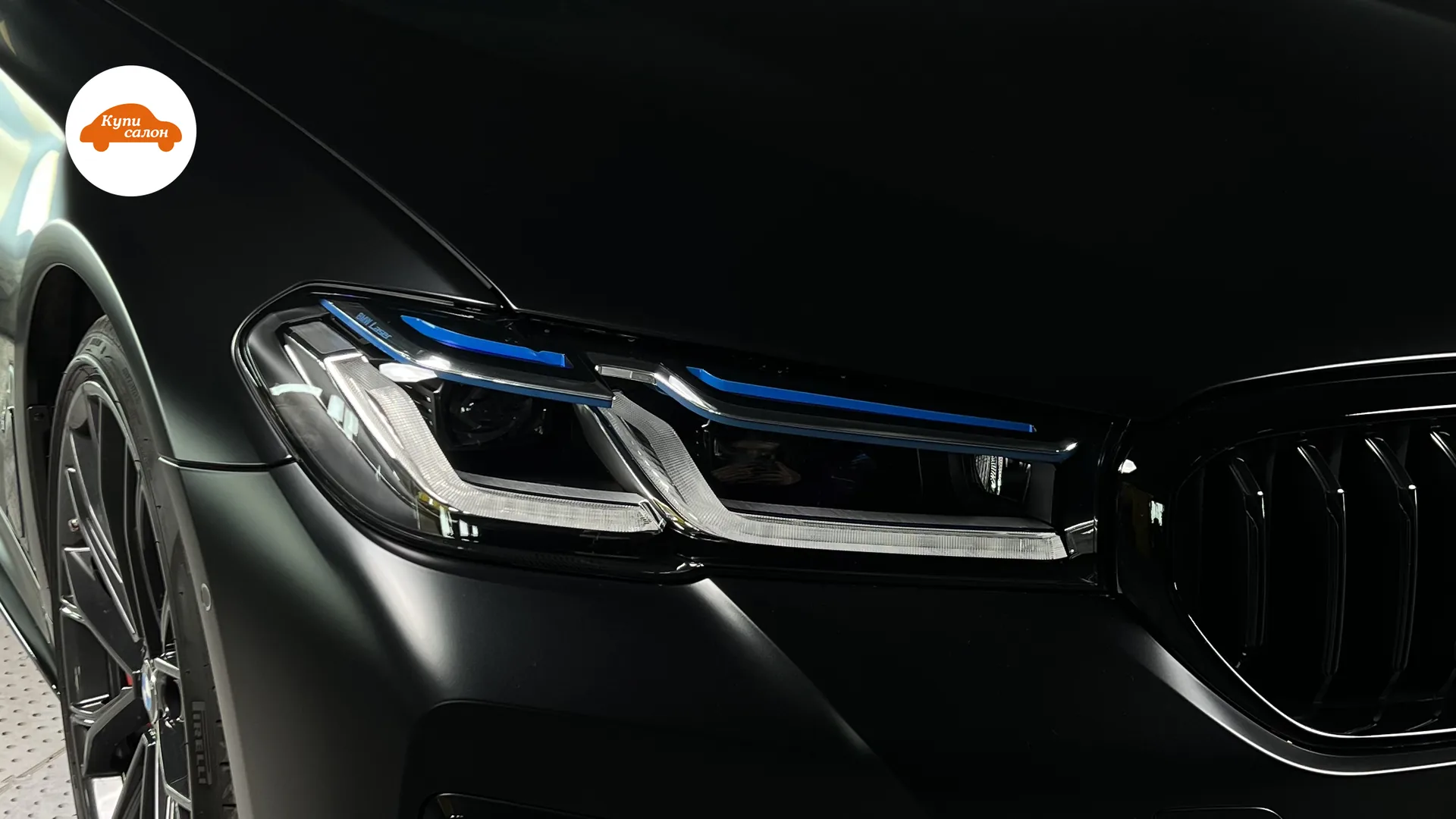 BMW в матовой полиуретановой пленке, черный цвет, вид спереди