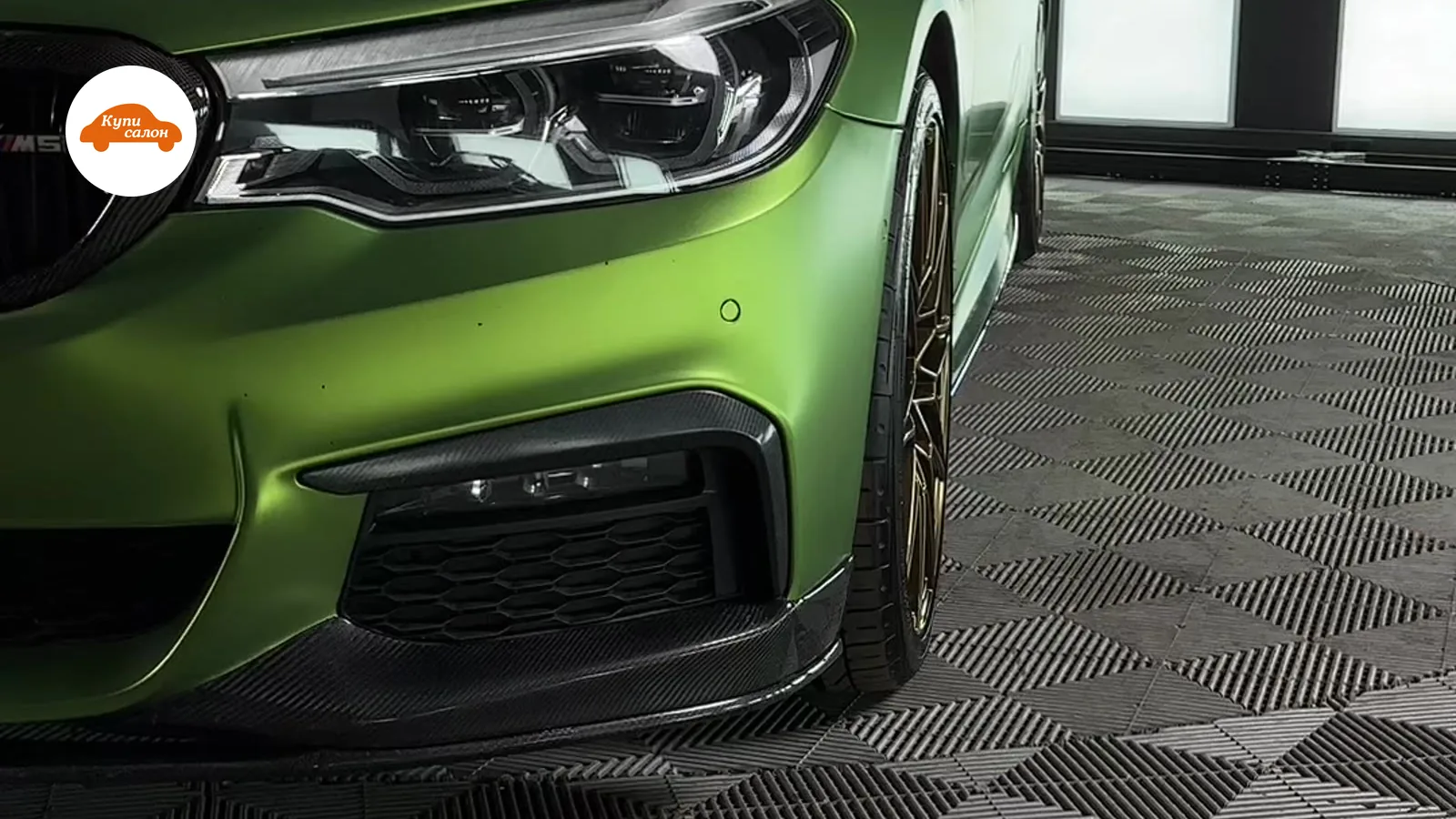 BMW в зеленой матовой пленке, с карбоновыми элементами на бампере и решетке радиатора.