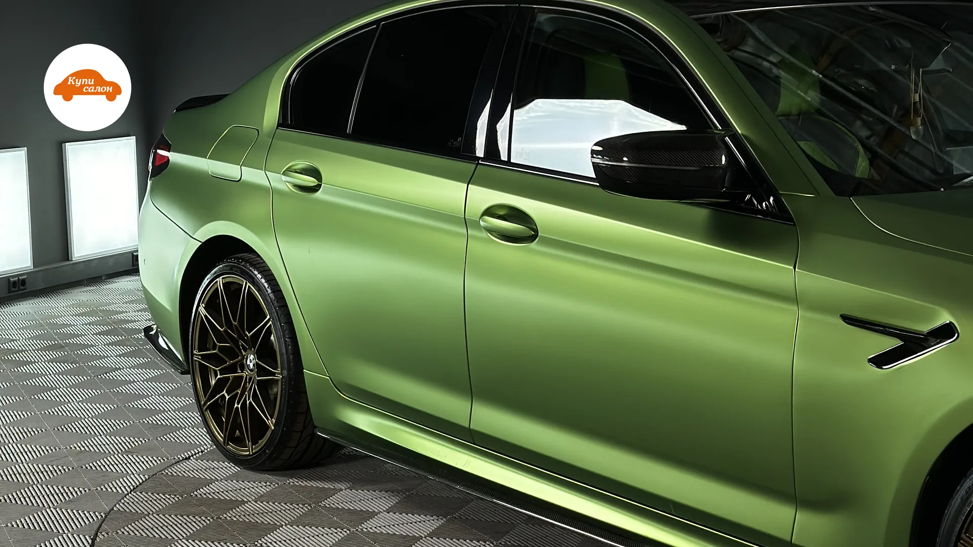 Сатиновая плёнка на кузове BMW M5 рядом с глянцевыми тёмными деталями — корпусом зеркала и окантовкой стёкол, работа КупиСалон