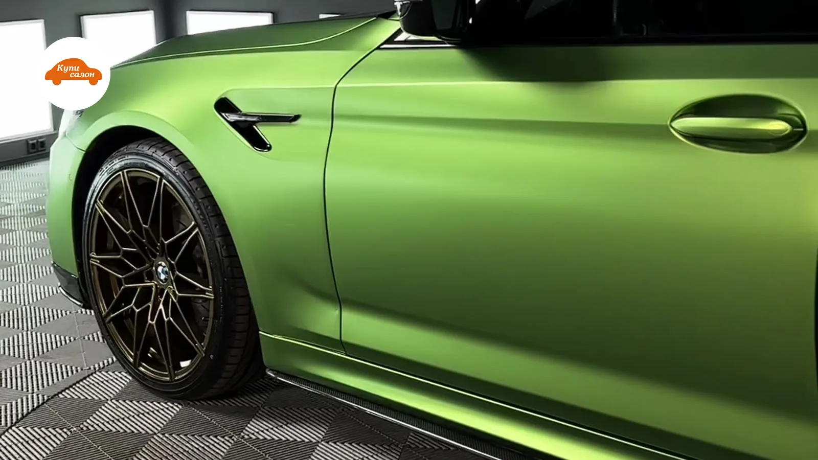 Сатиновая плёнка на крыле и двери BMW M5 — мягкий шелковистый отблеск вместо зеркальных бликов