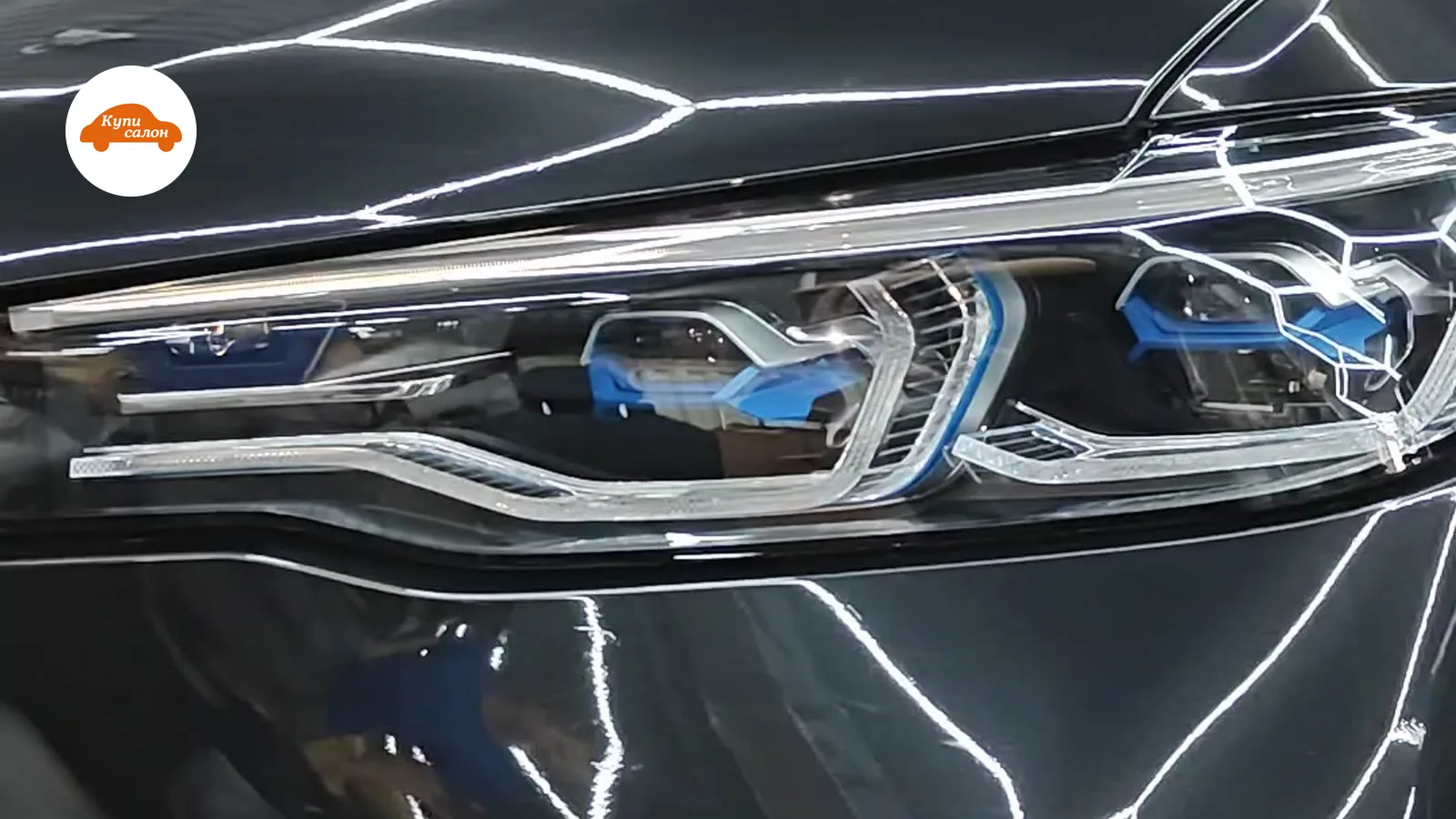 Глянцевая защитная плёнка на капоте и фаре кроссовера BMW — зеркальные отражения сохранены, работа КупиСалон