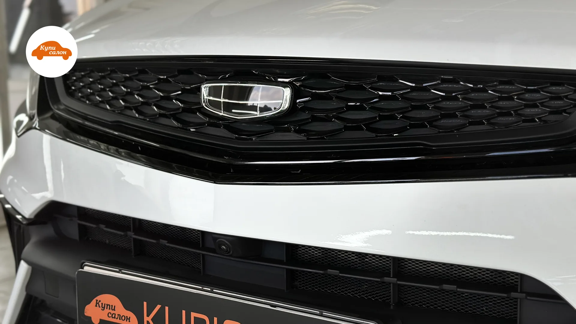 Оклейка защитной полиуретановой плёнкой переднего крыла автомобиля, работа в цехе КупиСалон