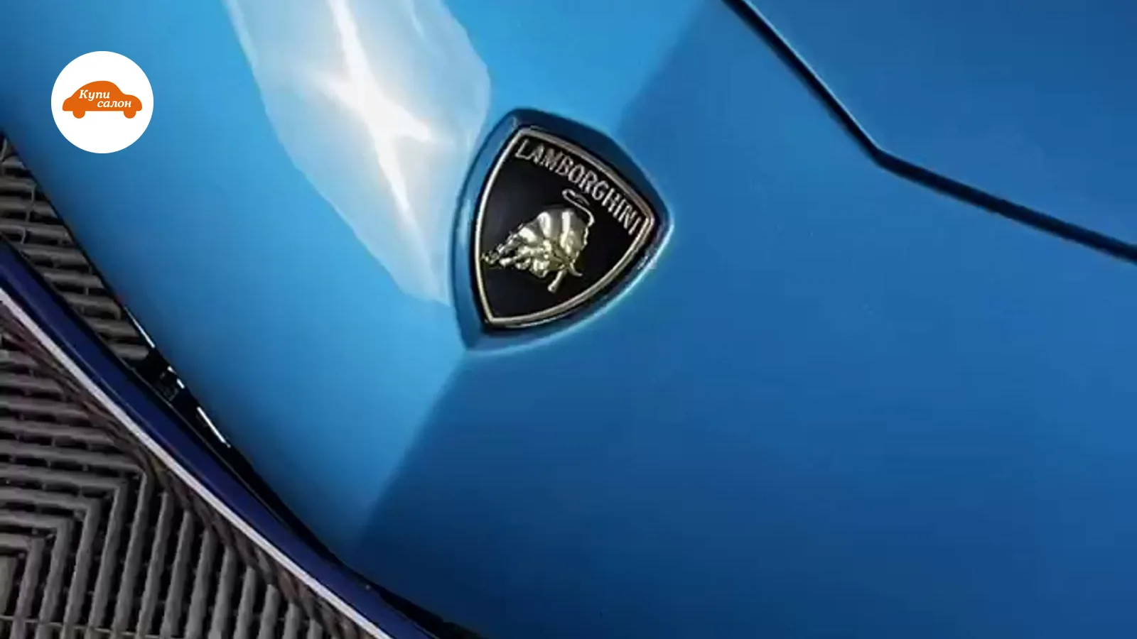 Синий Lamborghini, оклейка капота защитной пленкой, вид сверху.