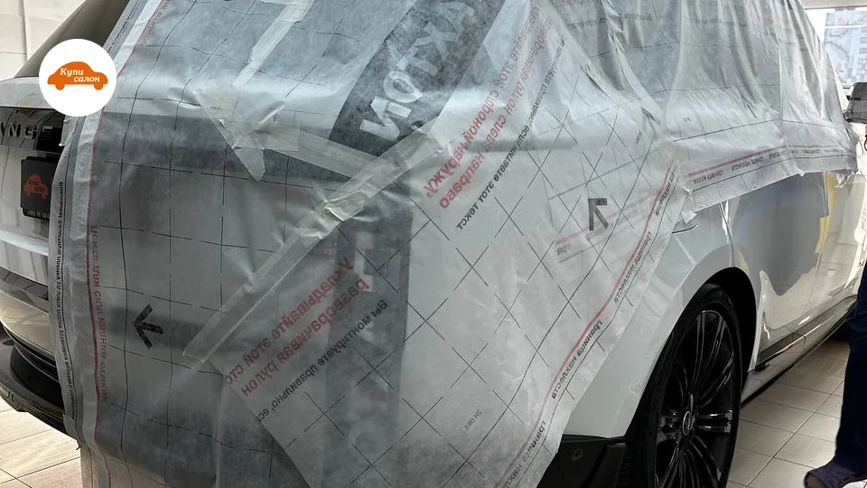 Белый Range Rover, оклейка защитной полиуретановой пленкой кузова.