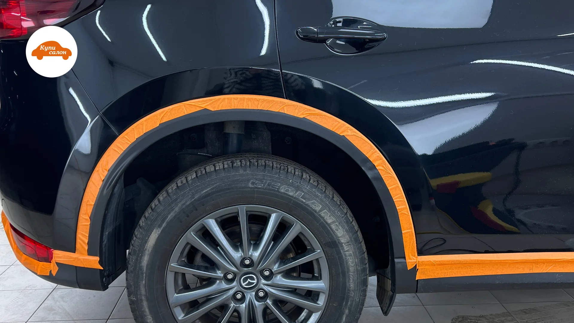 Оклейка защитной плёнкой арки колеса и порога Mazda CX-5, малярный скотч по контуру перед монтажом