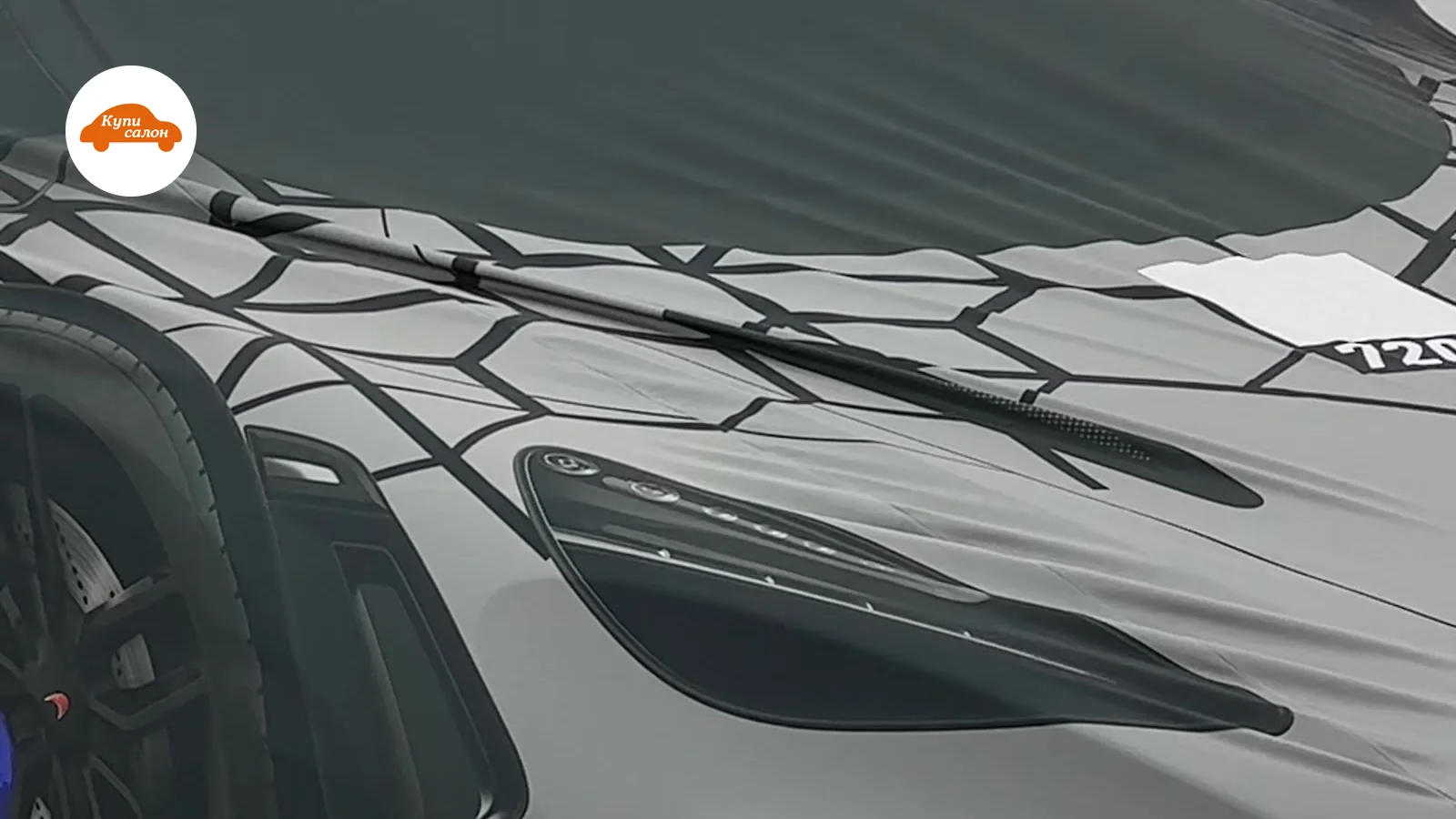 McLaren 720S, оклейка полиуретановой пленкой с узором, серый, оранжевый