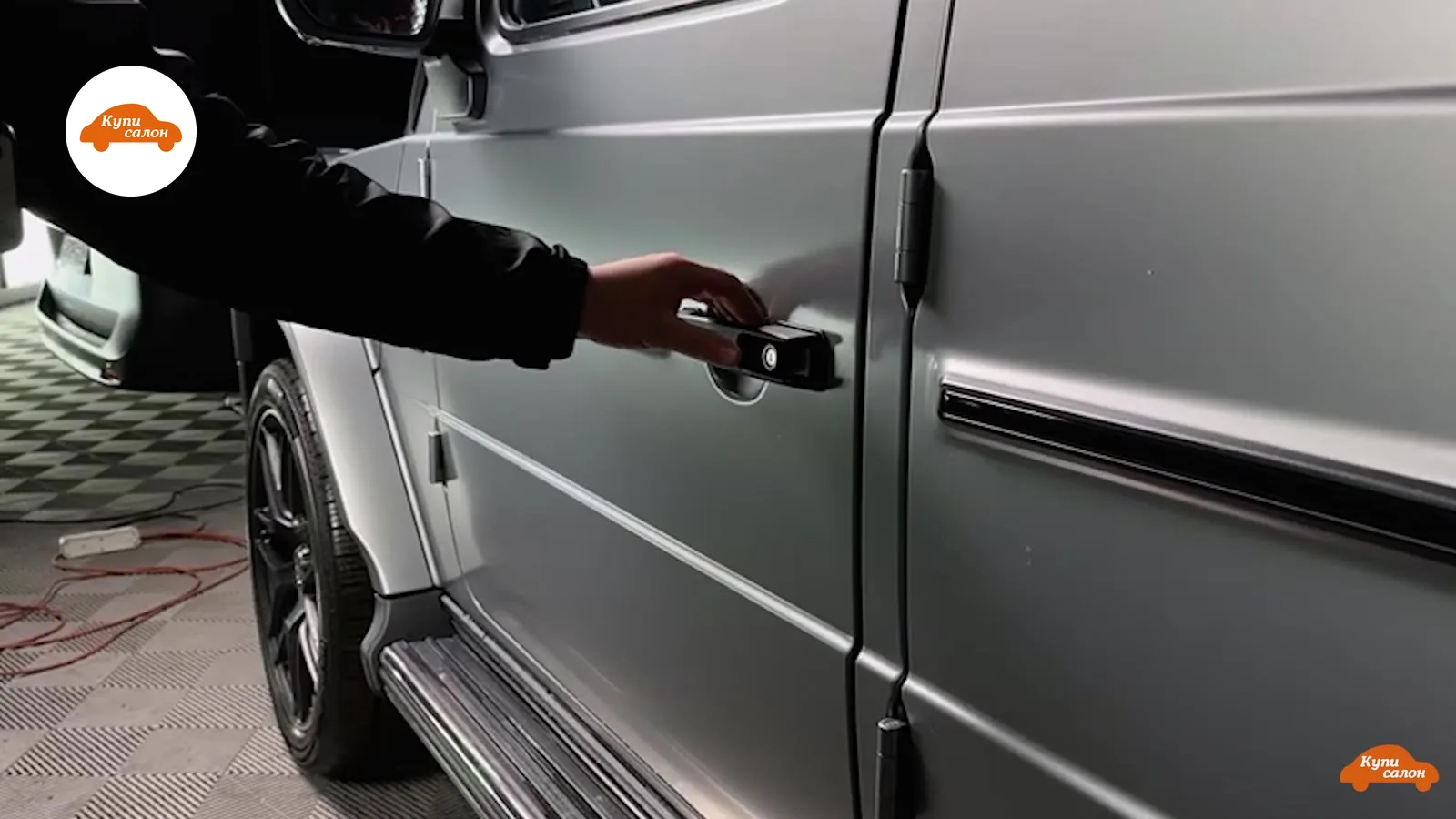 Оклейка защитной пленкой двери Mercedes-Benz G-класса, матовая пленка