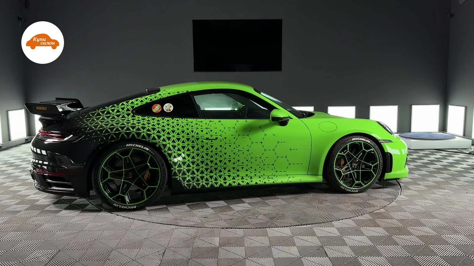 Полная оклейка Porsche 911 полиуретановой пленкой с черно-зеленым геометрическим рисунком