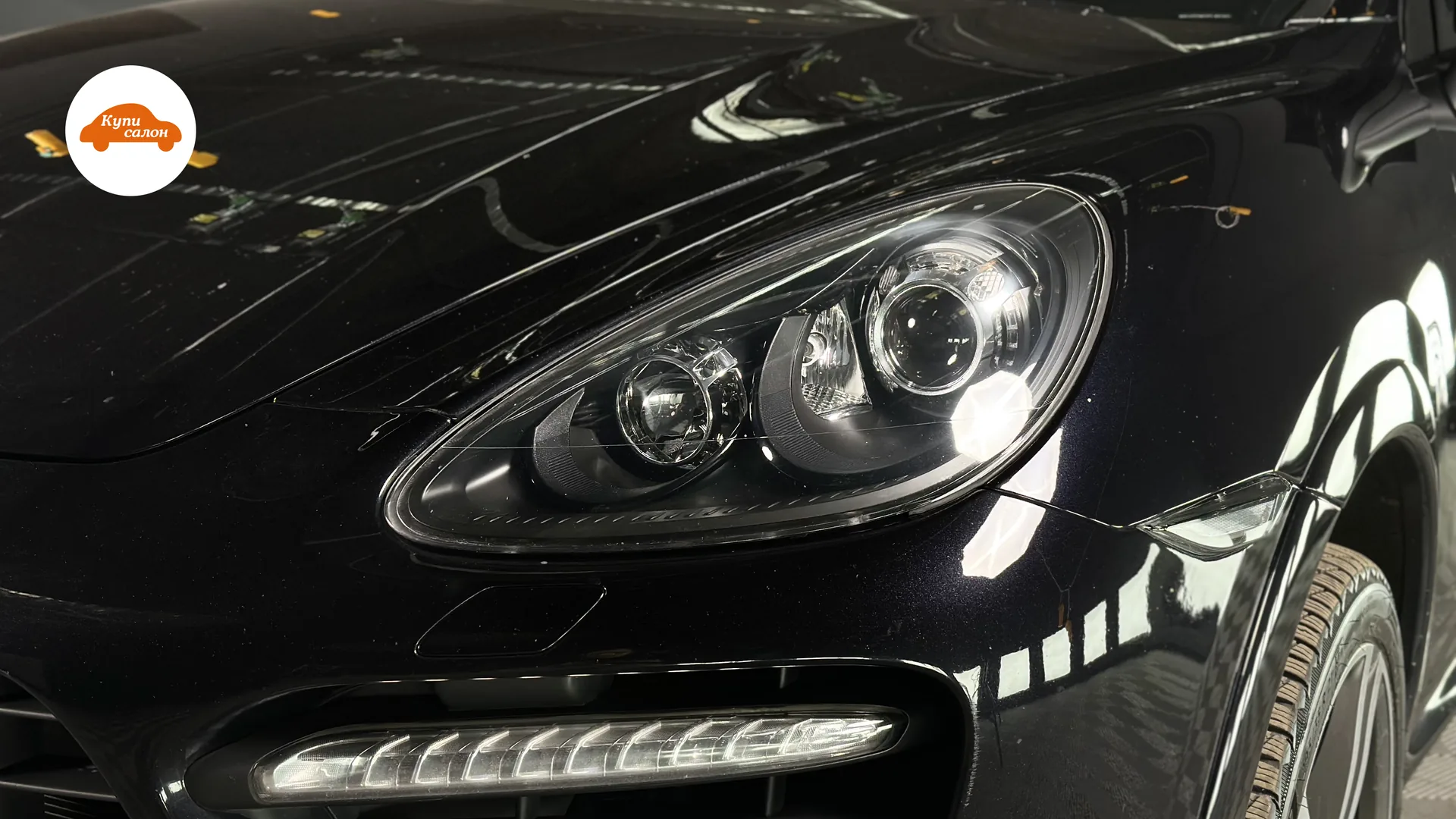 Оклейка защитной пленкой капота, крыла и фар черного Porsche Cayenne