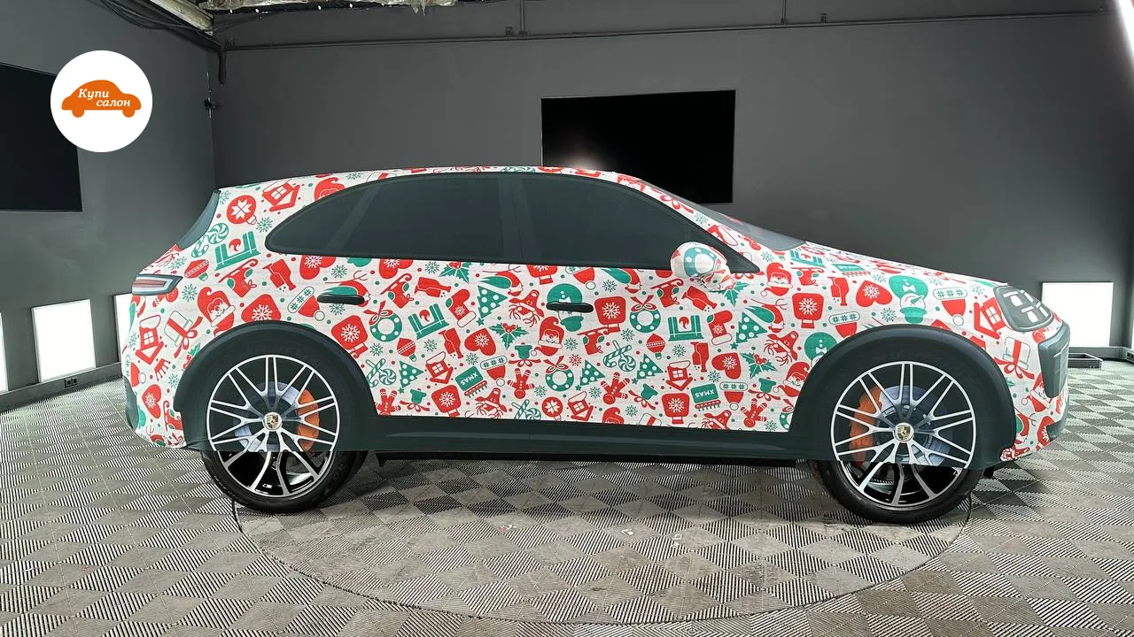 Полная оклейка автомобиля Porsche Cayenne полиуретановой пленкой с новогодним дизайном