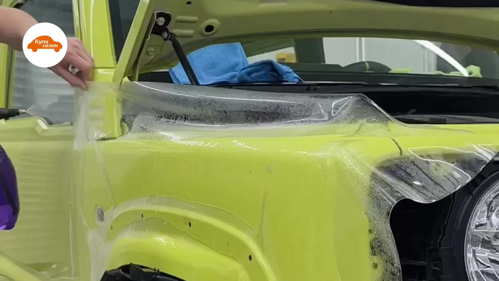 Оклейка защитной пленкой переднего крыла и капота ярко-желтого Suzuki Jimny