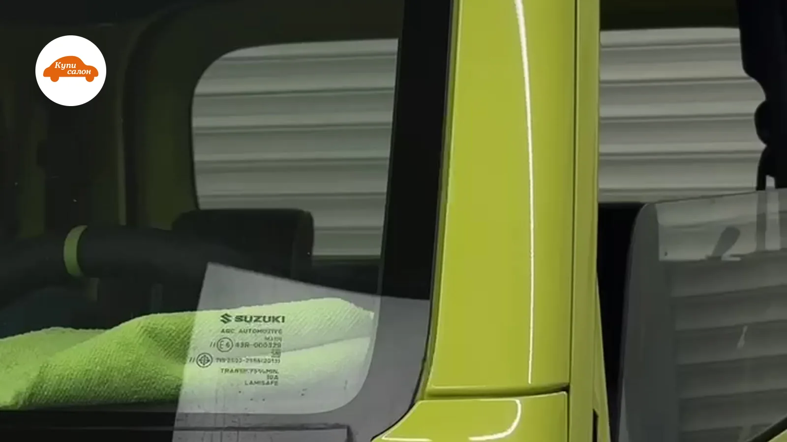 Стекло двери Suzuki Jimny крупным планом — автомобиль в работе в КупиСалон
