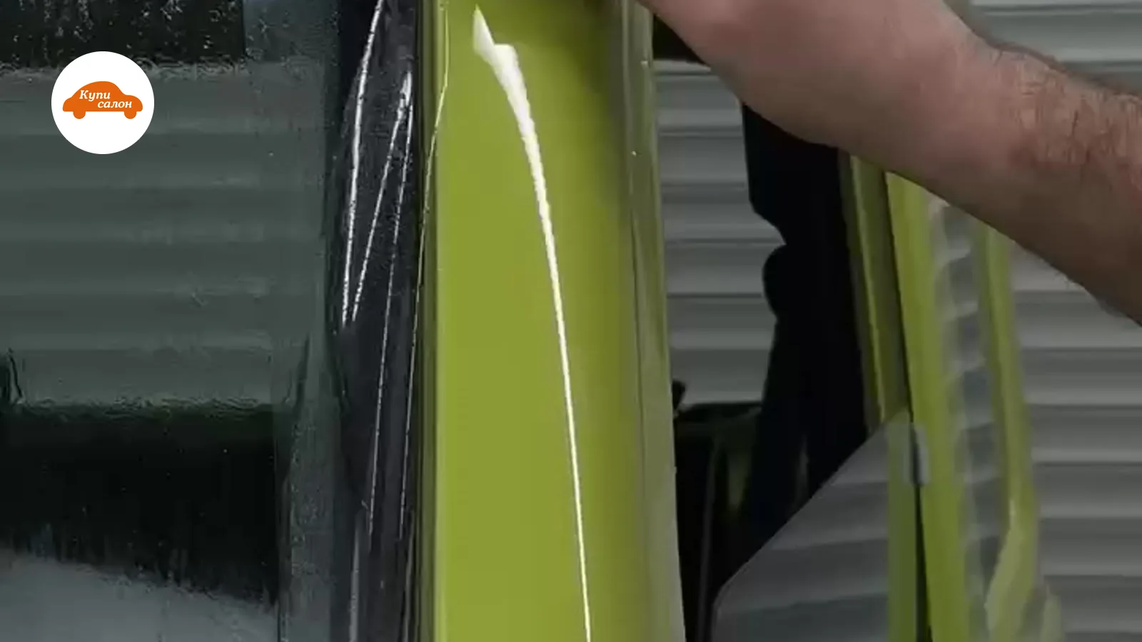 Оклейка защитной пленкой двери автомобиля Suzuki Jimny, салатовый цвет