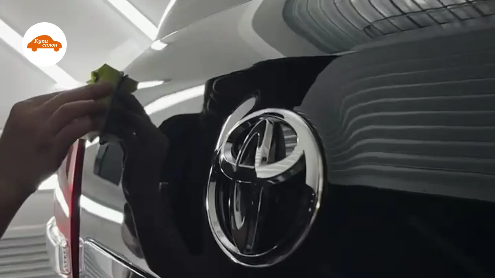 Оклейка защитной плёнкой переднего крыла Toyota Land Cruiser, плоттерный раскрой по контуру детали