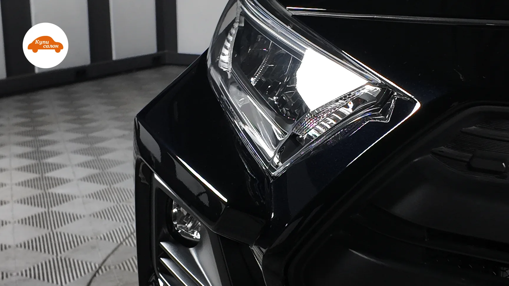 Оклейка защитной плёнкой переднего бампера автомобиля Toyota RAV4, малярный скотч по контуру перед монтажом