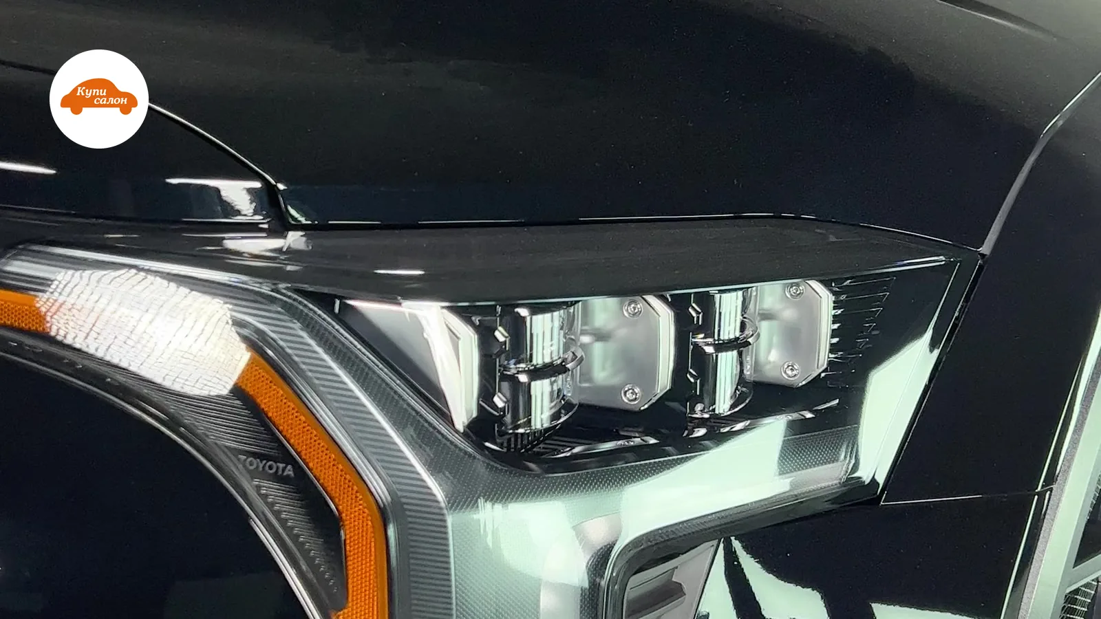 Черный автомобиль Toyota, оклейка защитной пленкой капота и фар