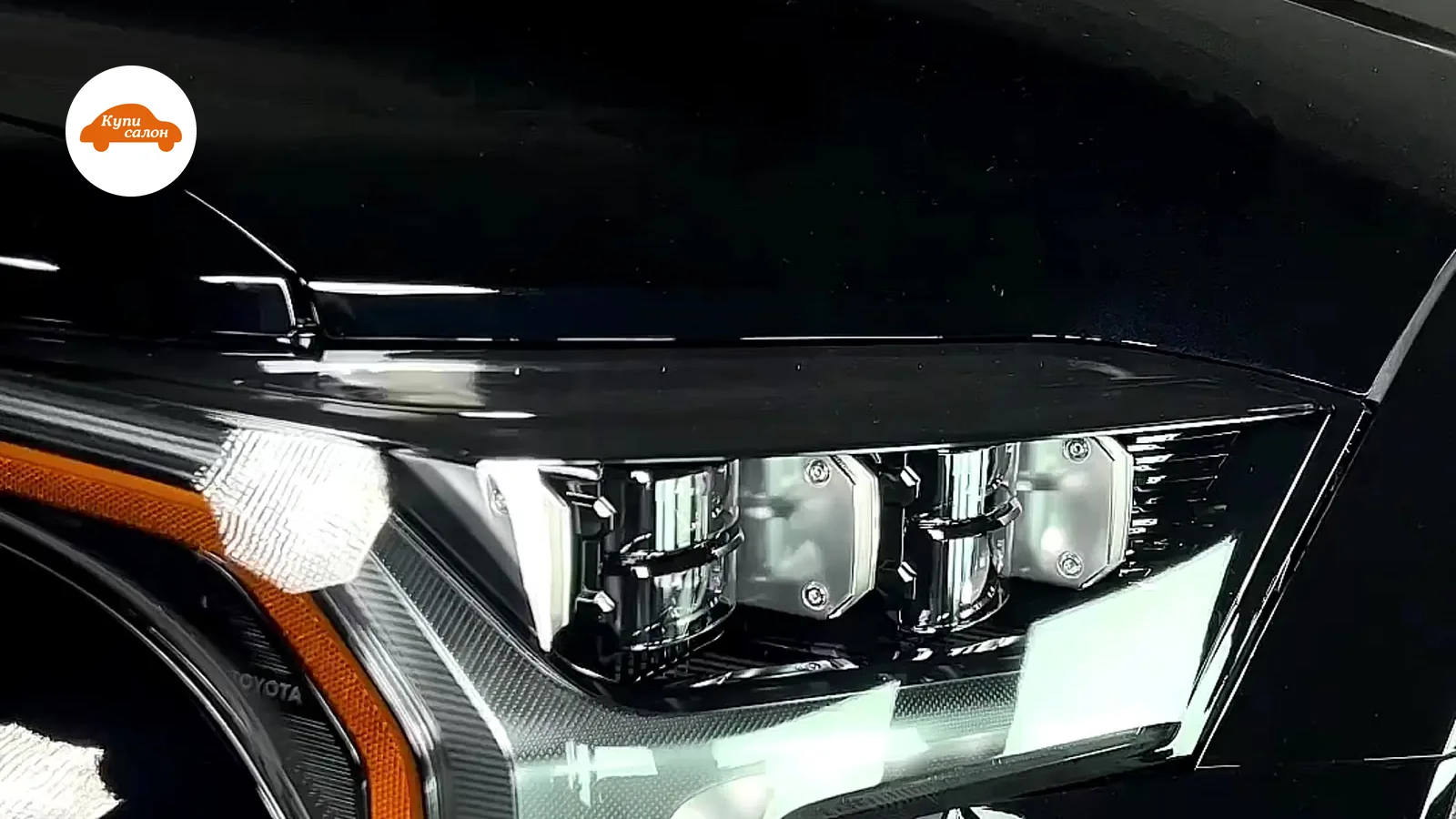 Оклейка защитной пленкой фар черного автомобиля Toyota Tundra