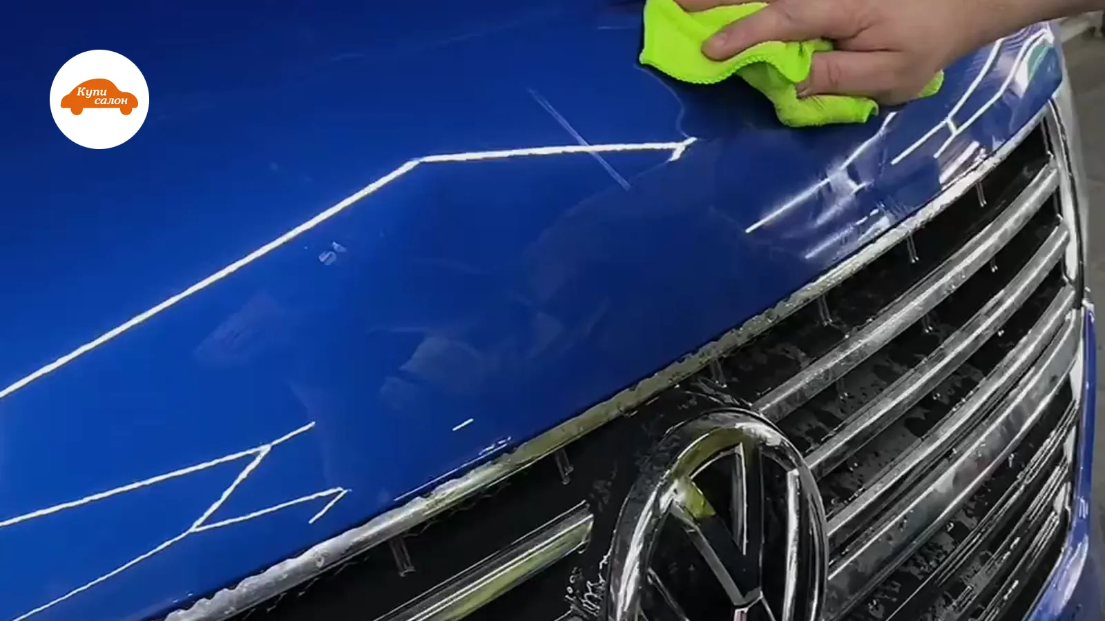 Оклейка защитной пленкой капота синего Volkswagen