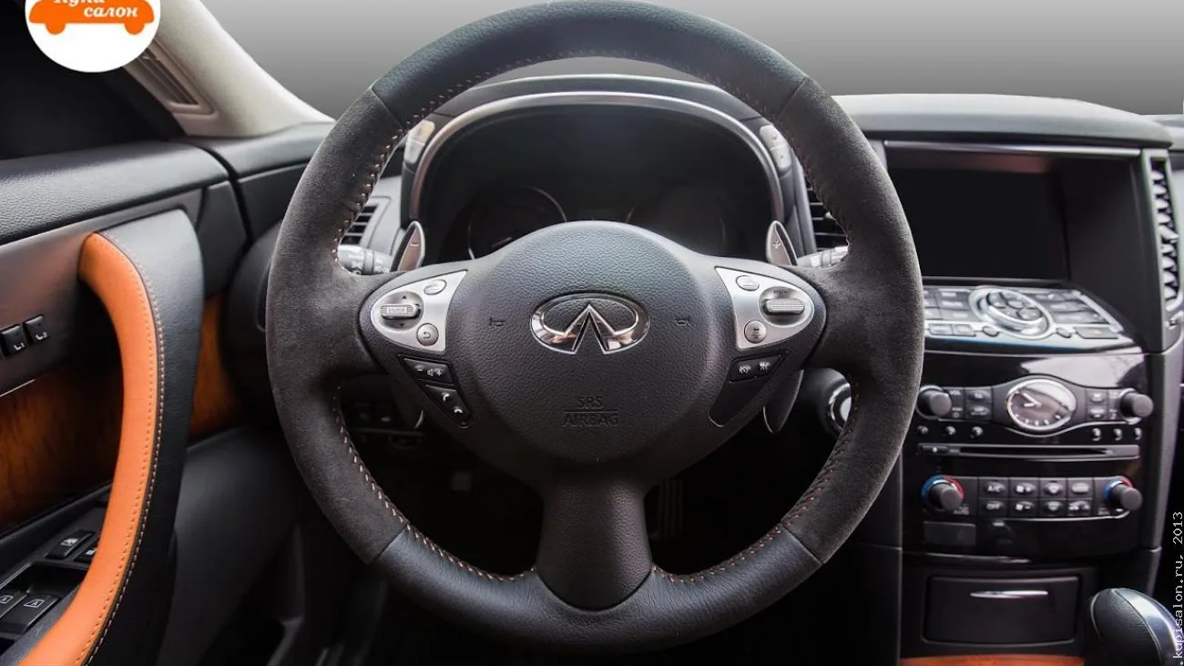 Интерьер Infiniti с перетянутым рулем алькантарой и дверными ручками оранжевой кожей
